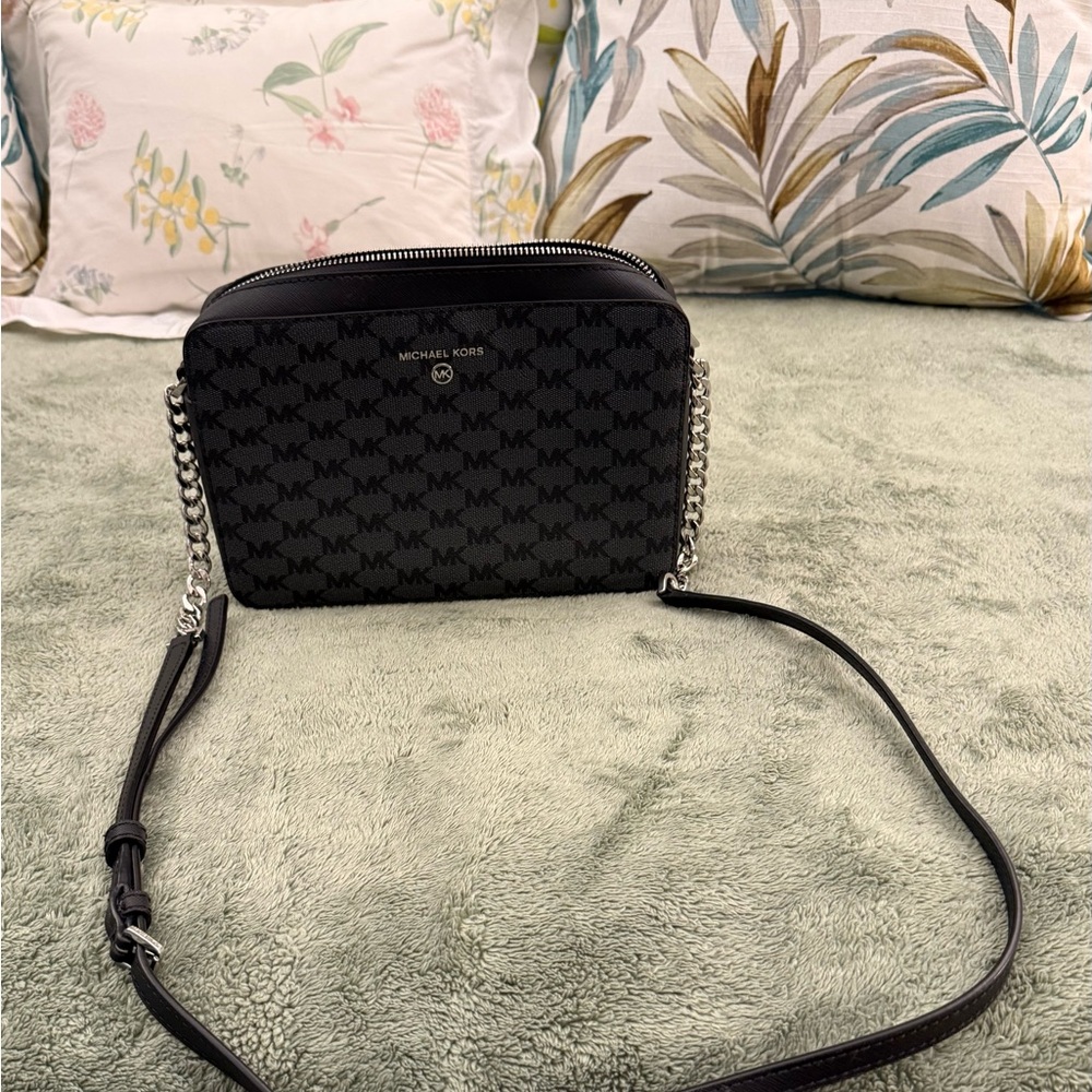 Black Michael Kors Jet Set Leather East-West Crossbody Bag